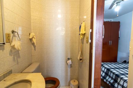 Banheiro da Suíte de casa à venda com 4 quartos, 242m² em Santo Antônio, Porto Alegre