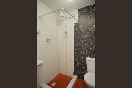 Banheiro de kitnet/studio para alugar com 1 quarto, 50m² em Cordeirinho, Maricá