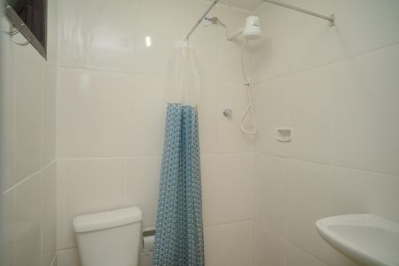 Banheiro de kitnet/studio para alugar com 1 quarto, 50m² em Cordeirinho, Maricá