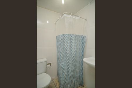 Banheiro de kitnet/studio para alugar com 1 quarto, 50m² em Cordeirinho, Maricá