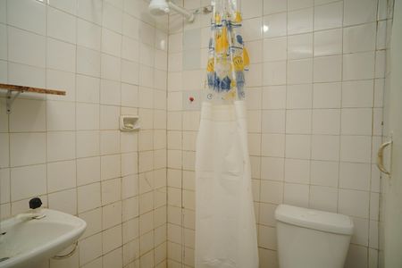 Banheiro de kitnet/studio para alugar com 1 quarto, 50m² em Cordeirinho, Maricá