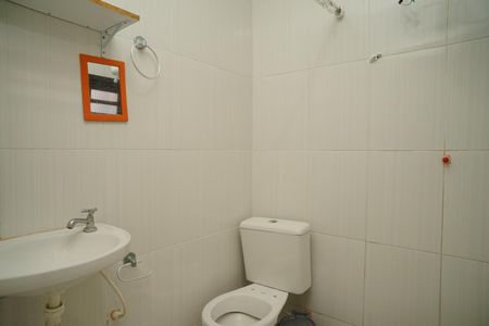 Banheiro de kitnet/studio para alugar com 1 quarto, 50m² em Cordeirinho, Maricá