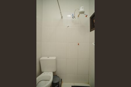 Banheiro de kitnet/studio para alugar com 1 quarto, 50m² em Cordeirinho, Maricá