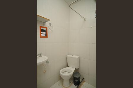 Banheiro de kitnet/studio para alugar com 1 quarto, 50m² em Cordeirinho, Maricá
