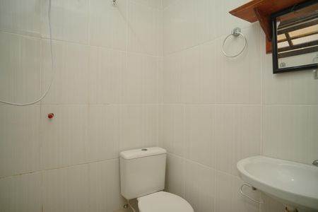 Banheiro de kitnet/studio para alugar com 1 quarto, 50m² em Cordeirinho, Maricá