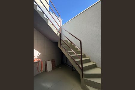 Escada de casa à venda com 2 quartos, 90m² em Vila Pirituba, São Paulo