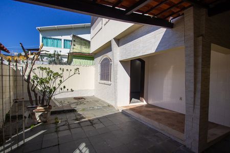 Casa para alugar com 232m², 3 quartos e 1 vaga Casa para alugar com 232m², 3 quartos e 1 vagaQuintal