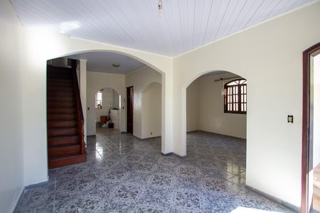 Sala de casa para alugar com 3 quartos, 232m² em Camarão, São Gonçalo