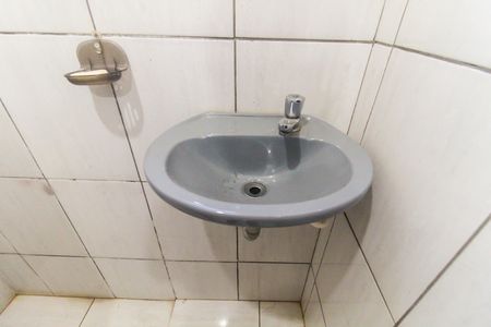 Banheiro de apartamento à venda com 2 quartos, 55m² em Conjunto Residencial José Bonifácio, São Paulo