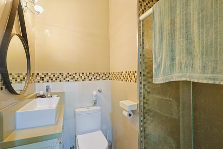 Casa à venda com 140m², 2 quartos e 2 vagasBanheiro da Suíte 2