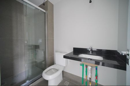 Banheiro de kitnet/studio para alugar com 1 quarto, 27m² em Três Figueiras, Porto Alegre