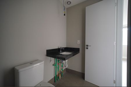 Banheiro de kitnet/studio para alugar com 1 quarto, 27m² em Três Figueiras, Porto Alegre