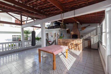 Área comum de casa à venda com 6 quartos, 380m² em Vila Carmosina, São Paulo