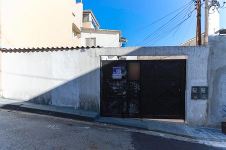 Fachada + plaquinha de casa para alugar com 1 quarto, 48m² em Vila Romero, São Paulo
