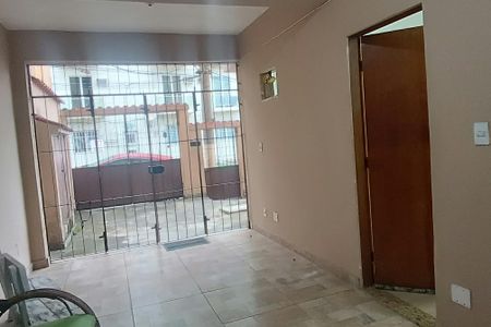 Quintal de kitnet/studio para alugar com 1 quarto, 35m² em Parque Duque, Duque de Caxias