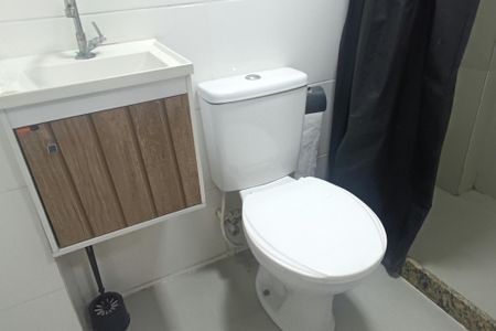 Banheiro de kitnet/studio para alugar com 1 quarto, 35m² em Parque Duque, Duque de Caxias