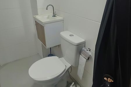 Banheiro de kitnet/studio para alugar com 1 quarto, 35m² em Parque Duque, Duque de Caxias