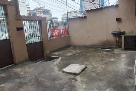 Quintal de kitnet/studio para alugar com 1 quarto, 35m² em Parque Duque, Duque de Caxias