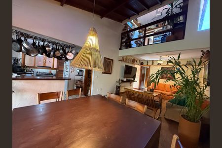 Casa à venda com 3 quartos, 300m² em Itaipu, Niterói