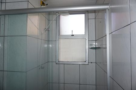 Banheiro de apartamento para alugar com 2 quartos, 45m² em Parque Pirajussara, Embu das Artes