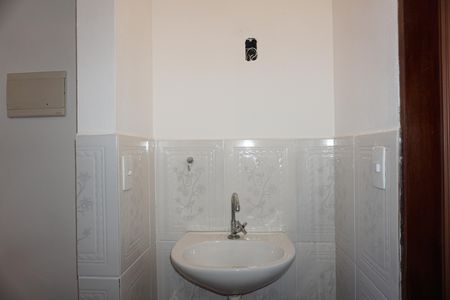 Banheiro social de apartamento para alugar com 2 quartos, 45m² em Parque Pirajussara, Embu das Artes