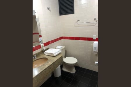 Banheiro de kitnet/studio à venda com 1 quarto, 61m² em Centro, Curitiba
