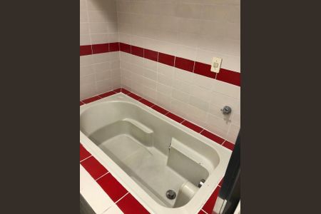 Banheiro de kitnet/studio à venda com 1 quarto, 61m² em Centro, Curitiba