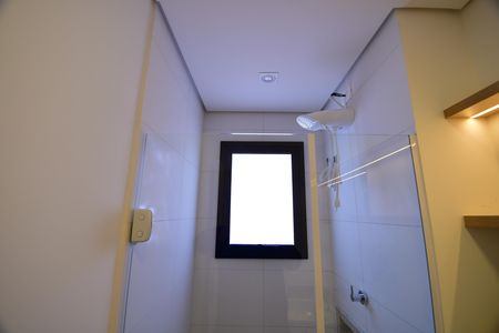 Banheiro de kitnet/studio para alugar com 1 quarto, 45m² em Centro, Campinas