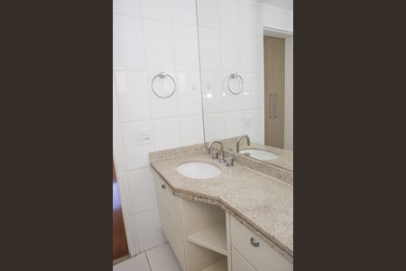 Apartamento à venda com 76m², 2 quartos e 2 vagas Apartamento à venda com 76m², 2 quartos e 2 vagasBanheiro da Suíte