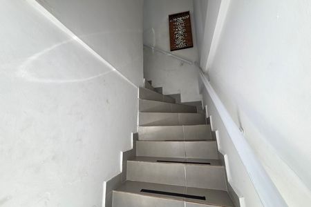 Casa de condomínio para alugar com 70m², 2 quartos e 1 vaga Casa de condomínio para alugar com 70m², 2 quartos e 1 vagaEscada