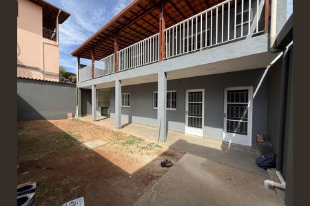Área externa de casa para alugar com 3 quartos, 120m² em Minaslandia, Belo Horizonte