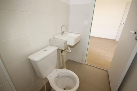 banheiro 2 de apartamento à venda com 2 quartos, 51m² em Estoril, Belo Horizonte