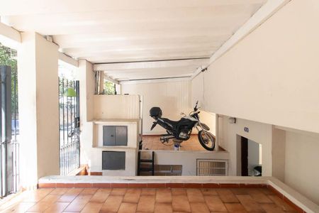 Garagem de casa à venda com 5 quartos, 112m² em Parque Vitoria, São Paulo