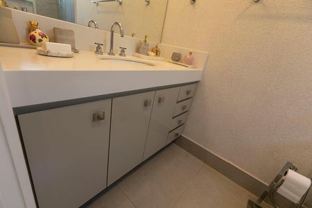 BANHEIRO SUITE SUPERIOR de casa de condomínio à venda com 4 quartos, 173m² em Bairro das Palmeiras, Campinas