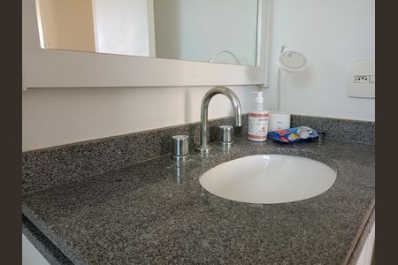Banheiro de apartamento à venda com 2 quartos, 57m² em Paraíso do Morumbi, São Paulo