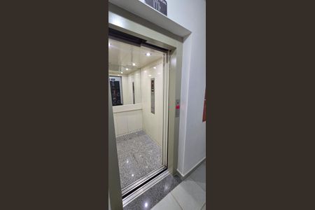 Elevador de apartamento para alugar com 2 quartos, 52m² em Laranjeiras, Uberlândia