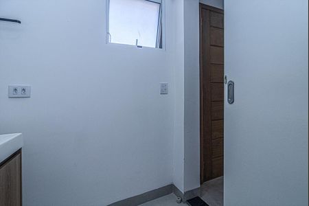 banheiro social_4 de casa para alugar com 1 quarto, 32m² em Vila Gumercindo, São Paulo