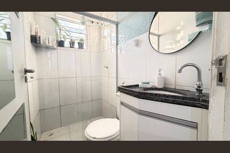 Banheiro de apartamento à venda com 2 quartos, 55m² em Planalto, Belo Horizonte