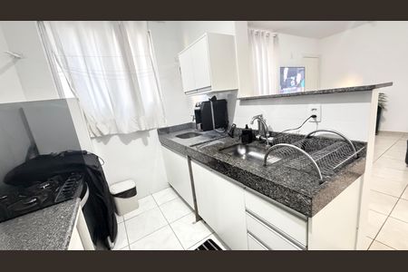 Cozinha de apartamento à venda com 2 quartos, 55m² em Planalto, Belo Horizonte