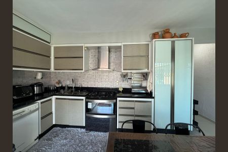 Casa para alugar com 400m², 4 quartos e 4 vagas Casa para alugar com 400m², 4 quartos e 4 vagasCozinha