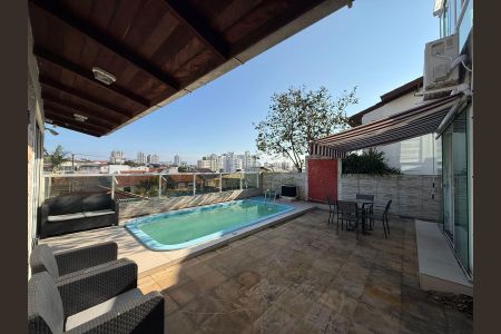 Casa para alugar com 400m², 4 quartos e 4 vagas Casa para alugar com 400m², 4 quartos e 4 vagasPiscina