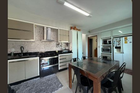 Casa para alugar com 400m², 4 quartos e 4 vagas Casa para alugar com 400m², 4 quartos e 4 vagasCozinha