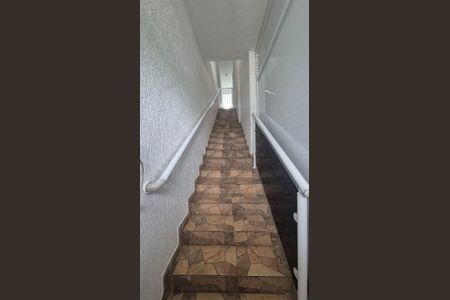 Escada de casa para alugar com 3 quartos, 115m² em Vila Aurea (Vicente de Carvalho), Guarujá