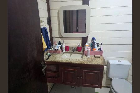 Banheiro social de casa de condomínio à venda com 3 quartos, 1300m² em Chácaras Alpina, Valinhos