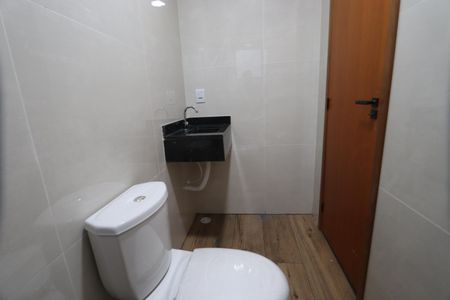Banheiro da Suíte de apartamento para alugar com 2 quartos, 54m² em Jardim Caguassu, São Paulo