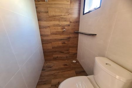 Banheiro da Suíte de apartamento para alugar com 1 quarto, 52m² em Jardim Caguassu, São Paulo