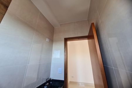 Banheiro social de apartamento para alugar com 1 quarto, 52m² em Jardim Caguassu, São Paulo