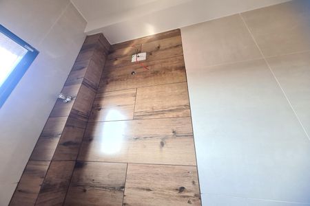 Banheiro social de apartamento para alugar com 1 quarto, 52m² em Jardim Caguassu, São Paulo