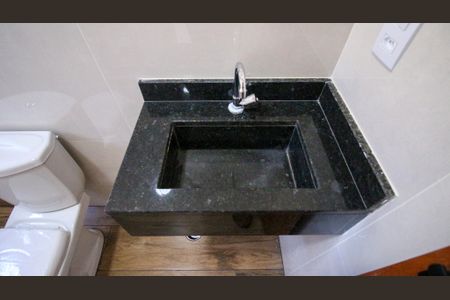 Banheiro da Suíte de apartamento para alugar com 2 quartos, 50m² em Jardim Caguassu, São Paulo