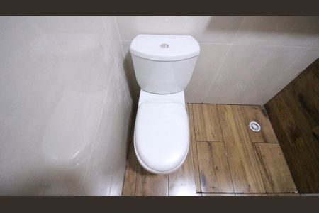 Banheiro social de apartamento para alugar com 2 quartos, 50m² em Jardim Caguassu, São Paulo